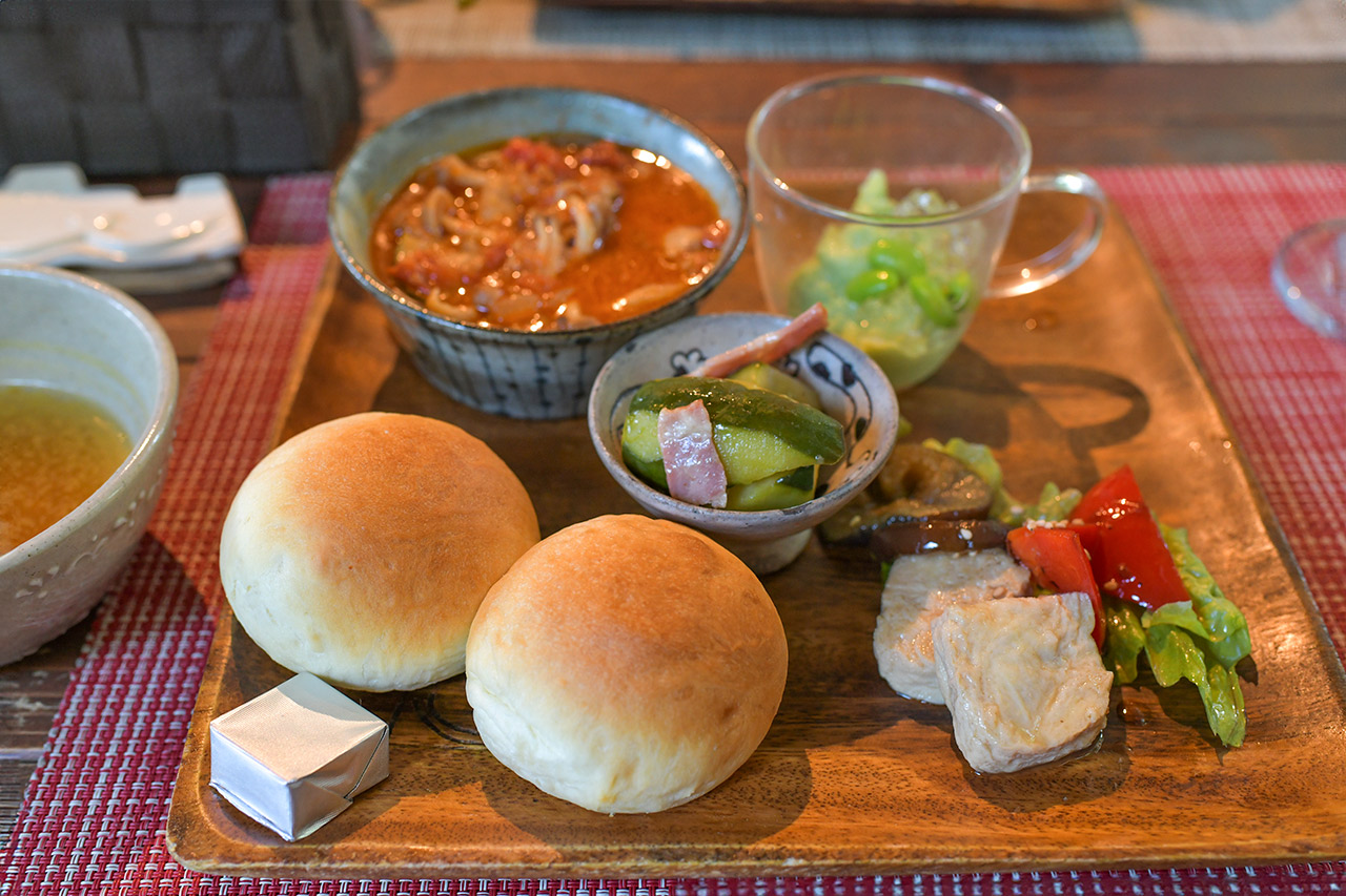 アウトドアカフェ山小屋　パンのランチ