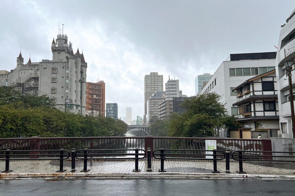 目黒駅からビビバルに向かう途中にある目黒川の風景