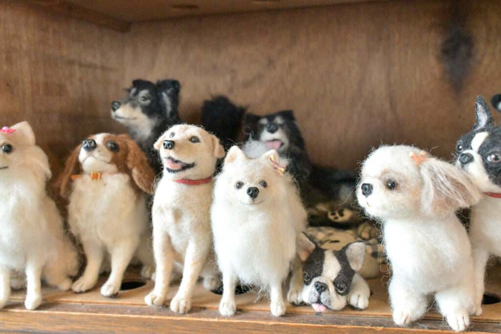 レインドッグスカフェに飾られている犬の羊毛フエルト
