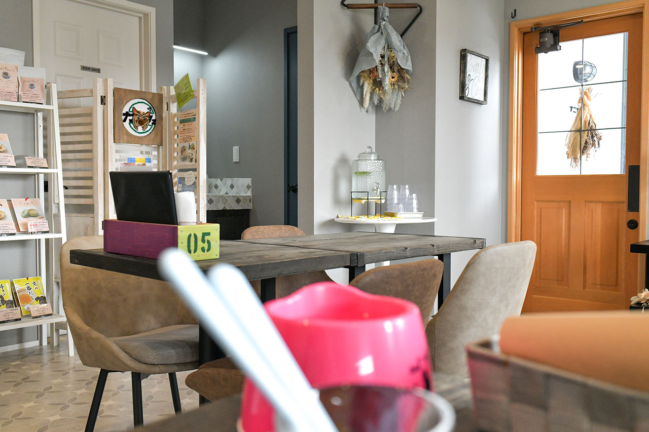 ナニカフェの店内