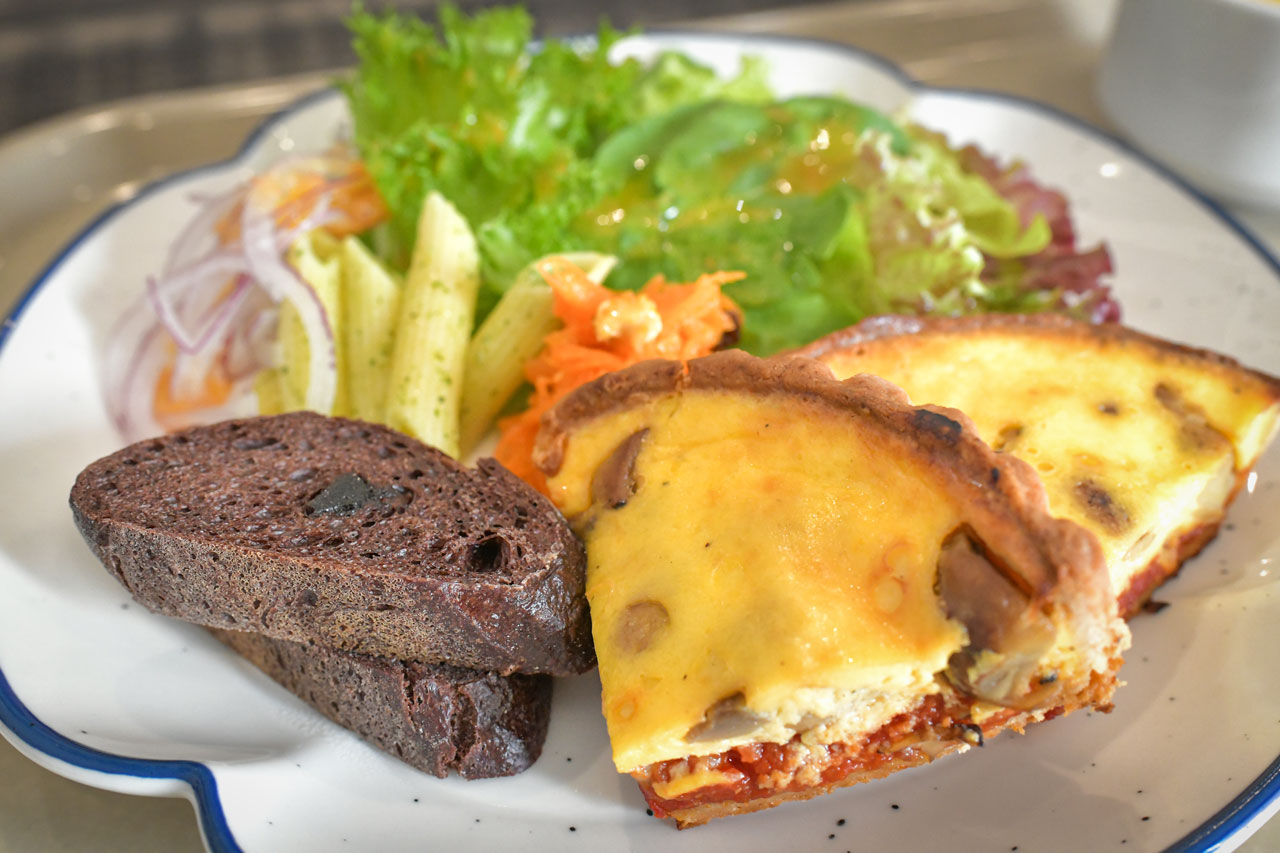 ナニカフェのキッシュプレート